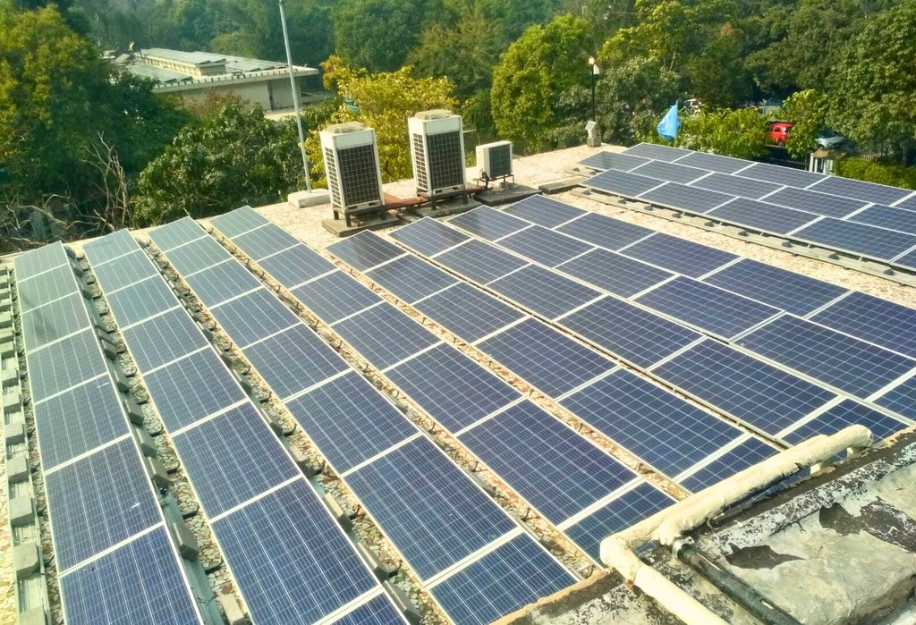 Planta de energía solar fotovoltaica en la azotea de la Casa de las Naciones Unidas, Nueva Delhi, India.